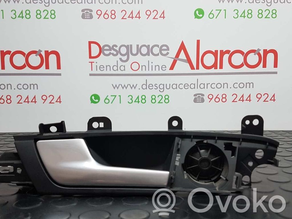 Manecilla interna puerta trasera   8P4839019