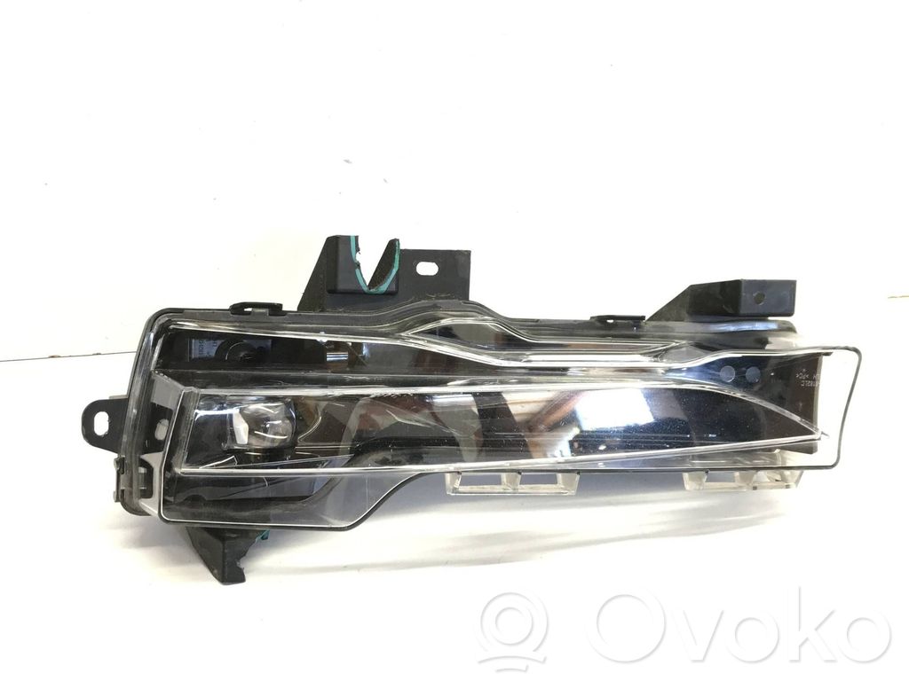 Tesla Model 3 Miglas lukturis priekšā 