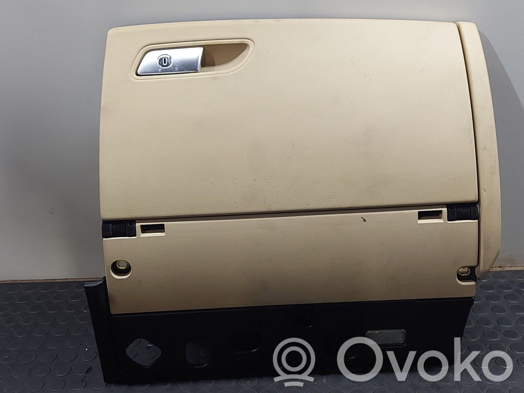 Guantera   4G8857035