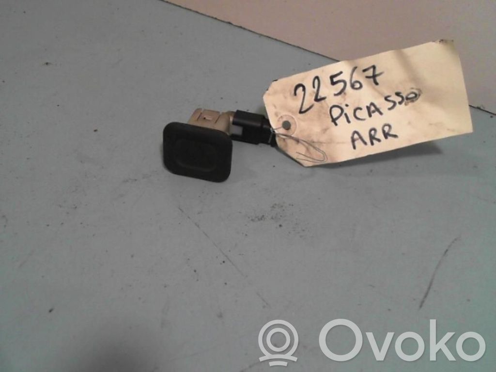 Przełącznik / Przycisk otwierania klapy bagażnika   00006490RZ