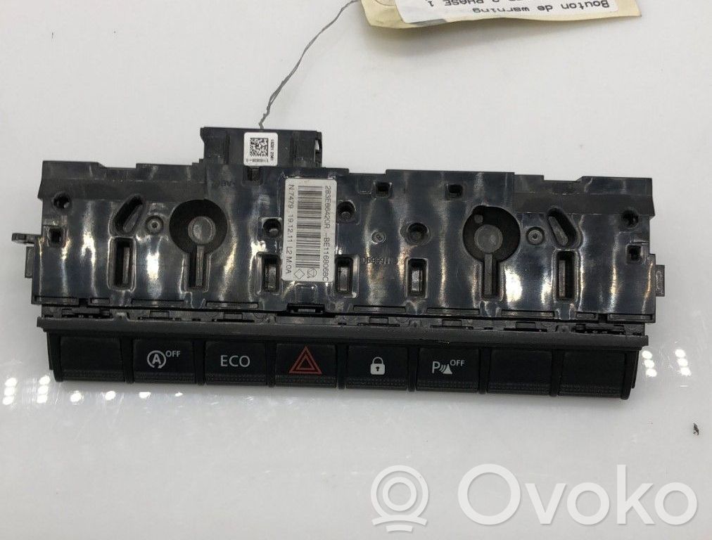 Dacia Duster II Botón interruptor de luz de peligro 