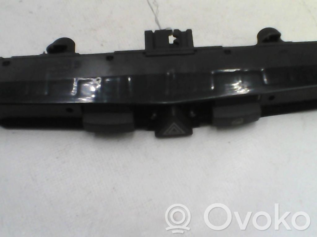 Opel Astra H Hazard light switch 