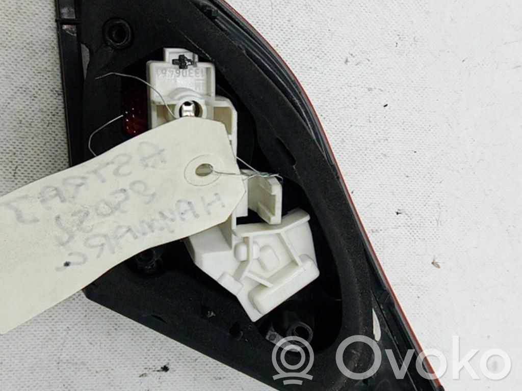 Opel Astra J Aizmugurējais lukturis pārsegā 