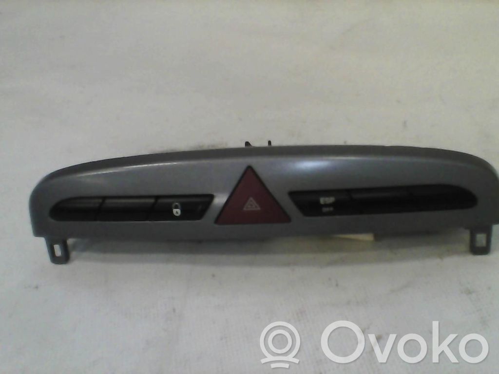Peugeot 308 Hazard light switch 