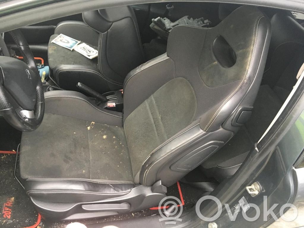 Peugeot 207 Cinturón trasero 