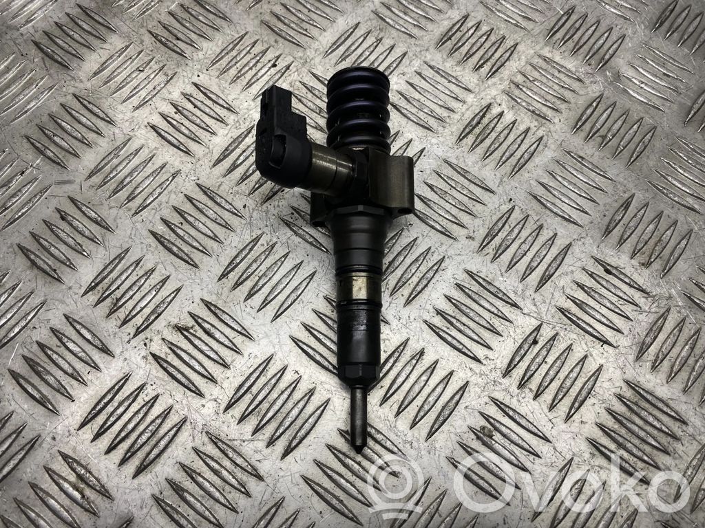 Volkswagen PASSAT B6 Wtryskiwacz paliwa 