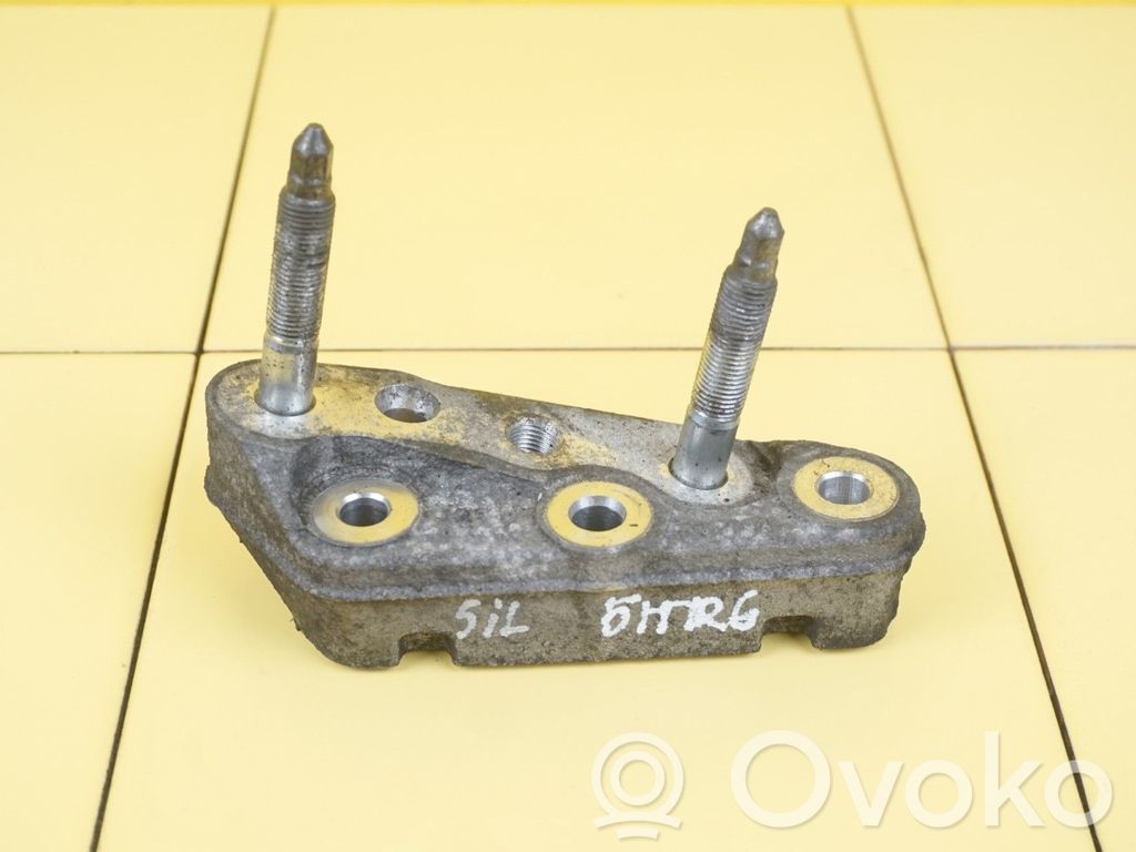 Toyota Avensis T270 Engine mounting bracket 
