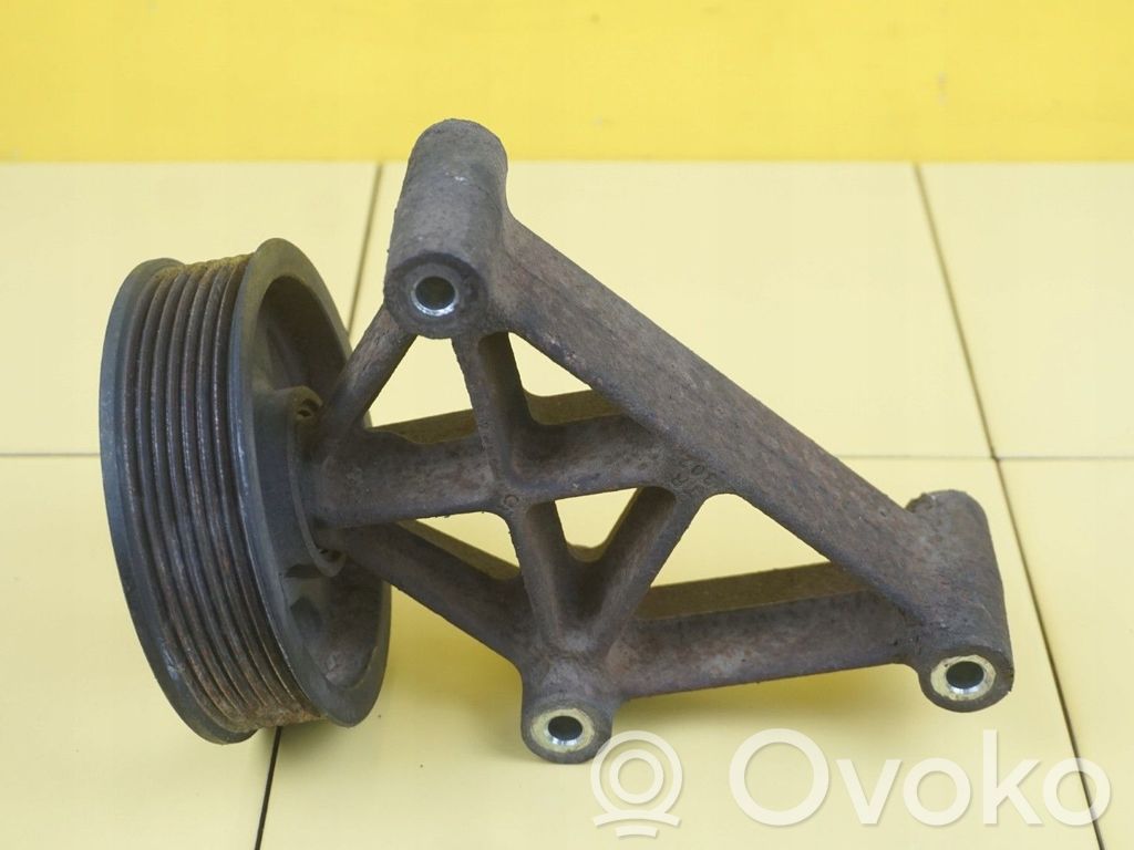 Engine mounting bracket   4P10,27,3HTR48