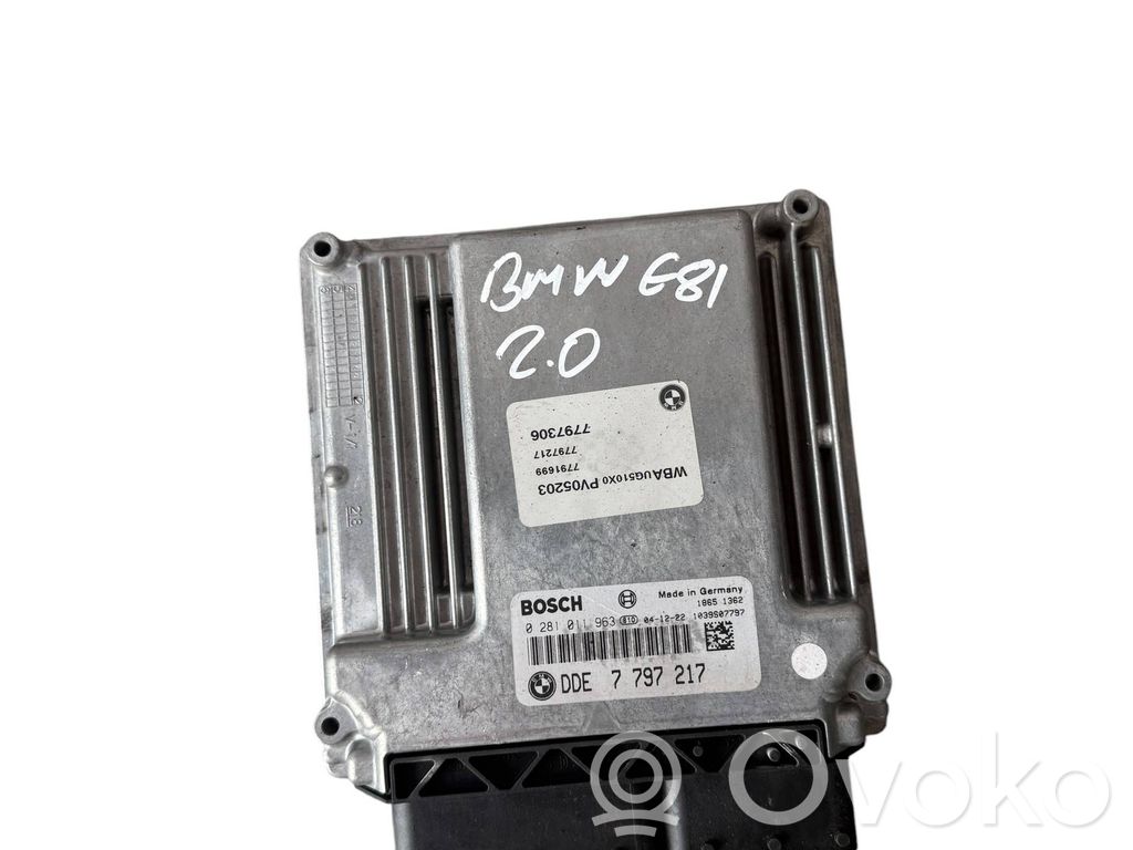 BMW 1 E81 E87 Dzinēja vadības bloks 