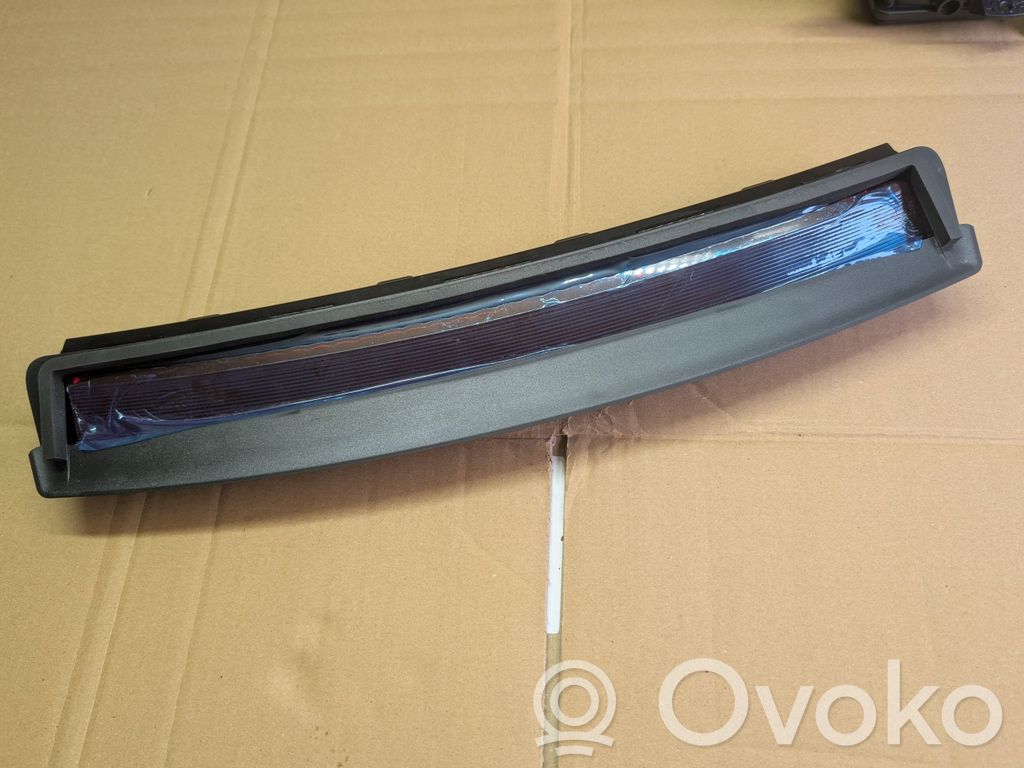 Tesla Model 3 Kolmas/lisäjarruvalo 
