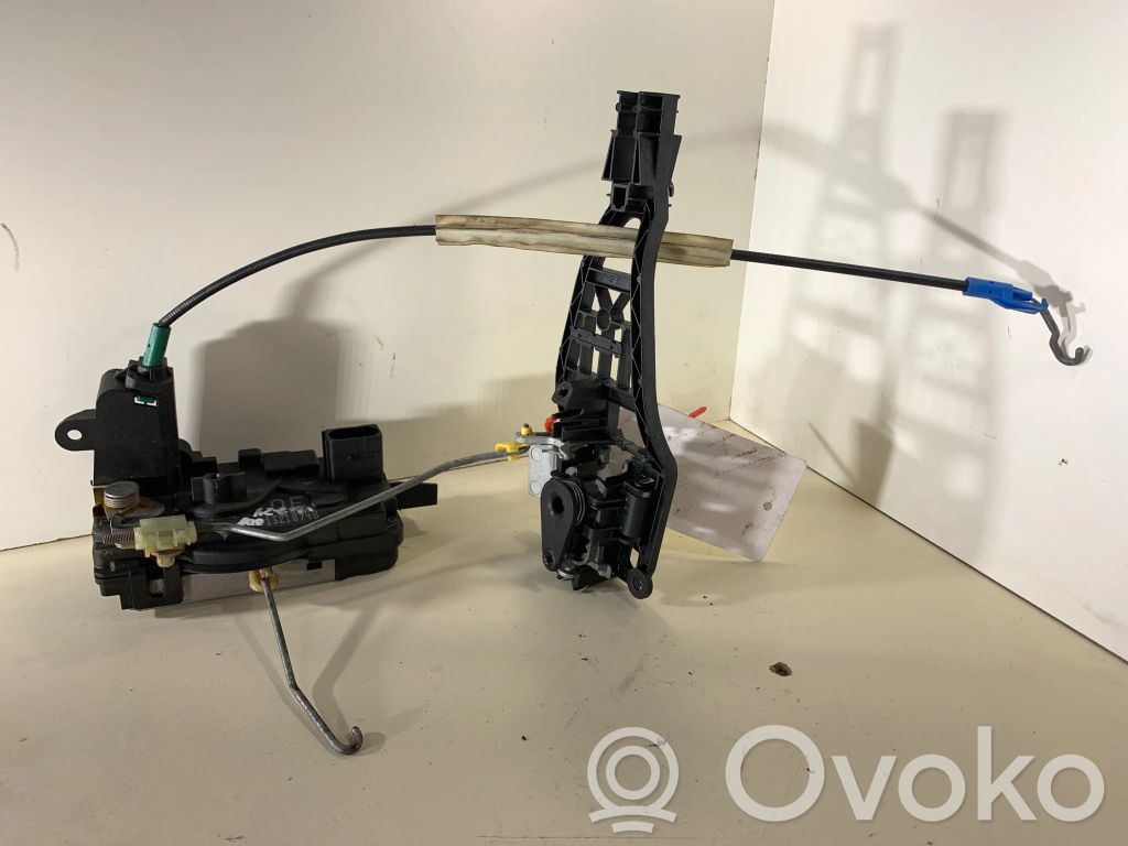 Opel Astra H Front door lock 