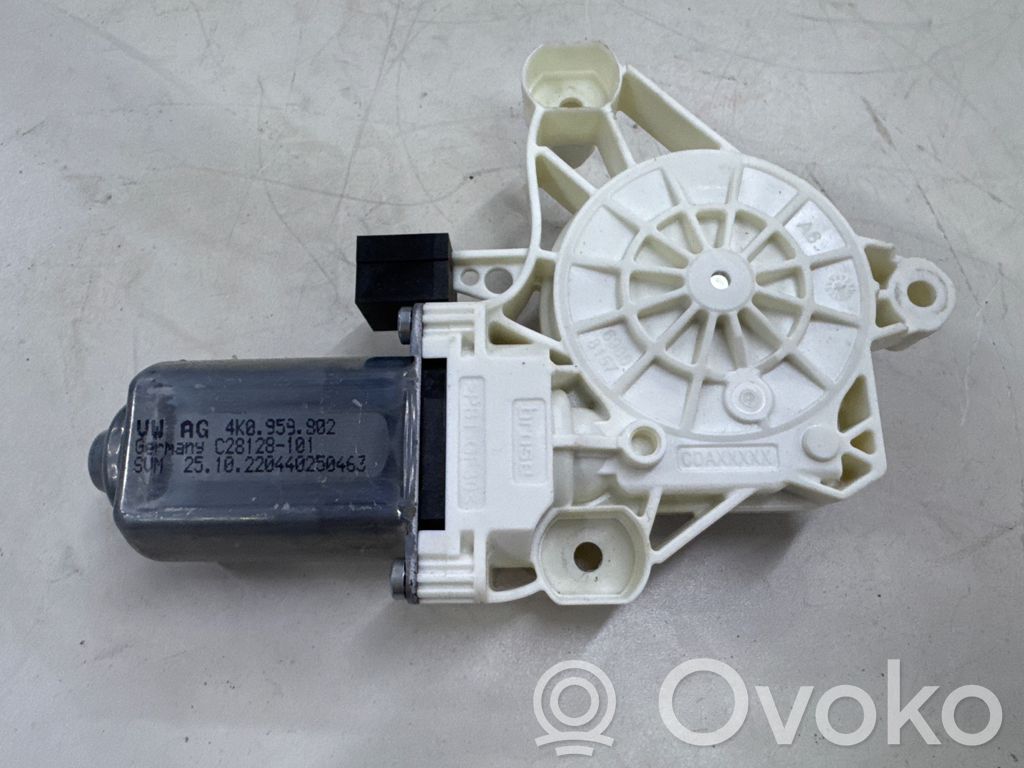 Volkswagen PASSAT B8 Front door window regulator motor 