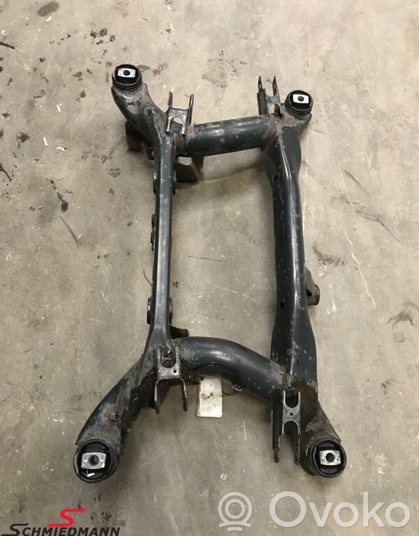BMW 7 E38 Galinis traversas 