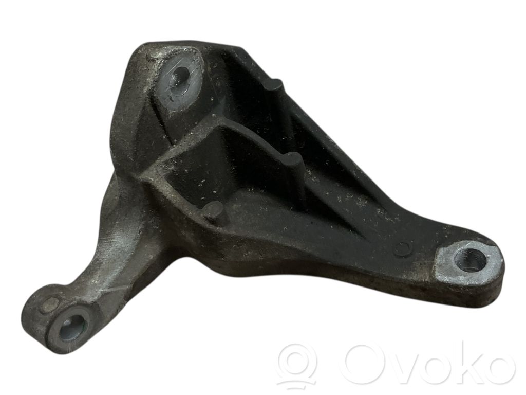 Volvo C30 Engine mounting bracket 