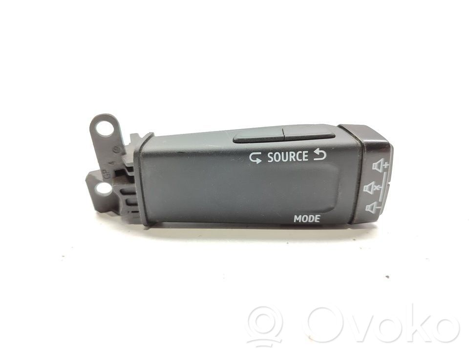 Renault Captur II Steering wheel buttons/switches 