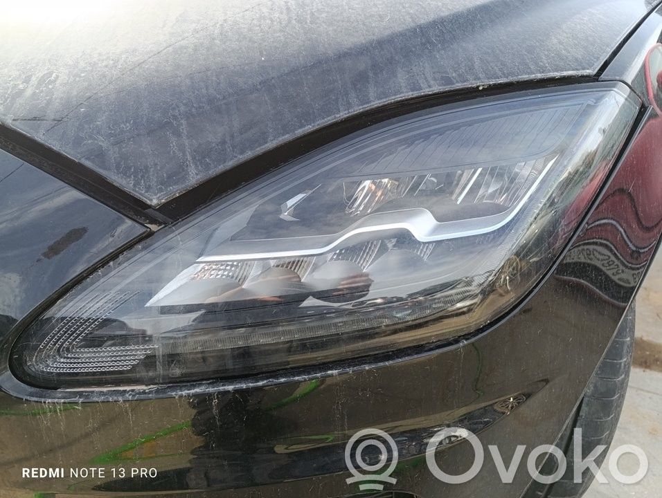 Headlight/headlamp   J9C28589