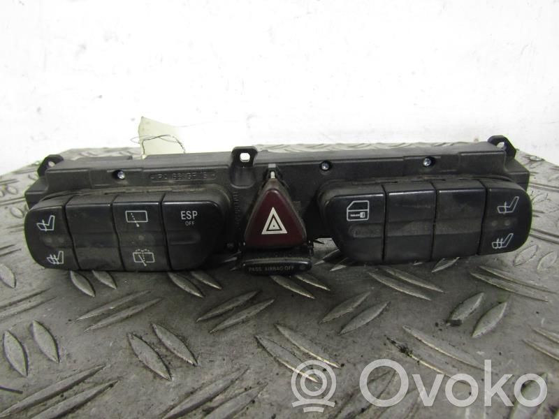 Mercedes-Benz C W203 Botón interruptor de luz de peligro 