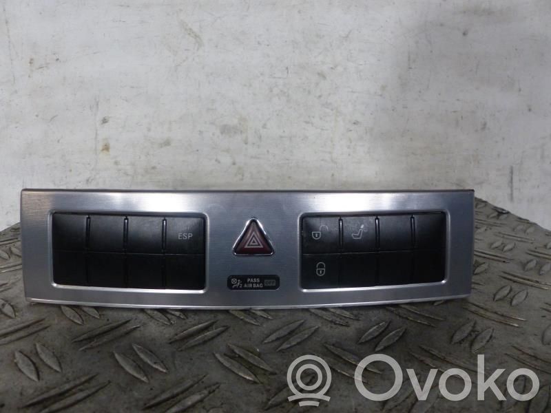 Mercedes-Benz C W203 Botón interruptor de luz de peligro 