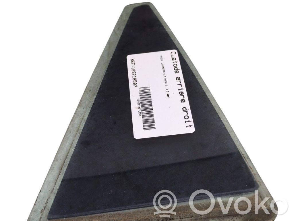 Ventanilla de ventilación de la puerta trasera   GS1M72661