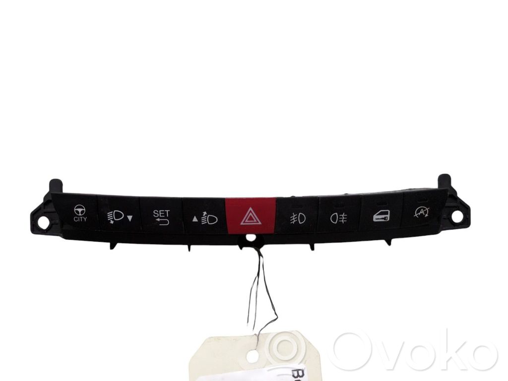 Fiat 500L Botón interruptor de luz de peligro 