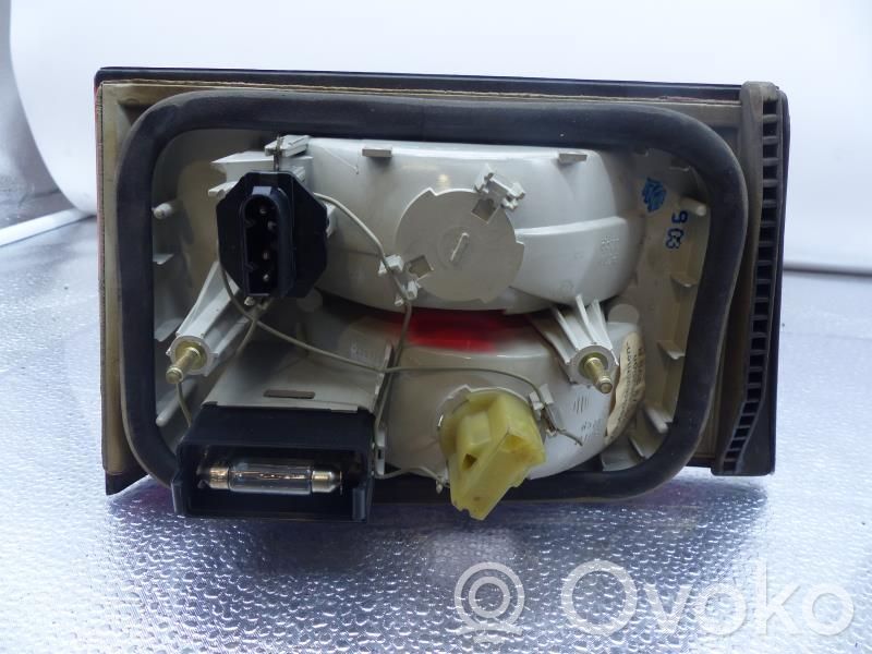 BMW 5 E34 Galinis žibintas dangtyje 
