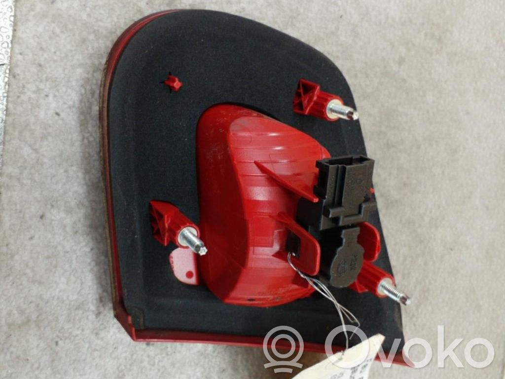 Tailgate rear/tail lights   1Q0945093