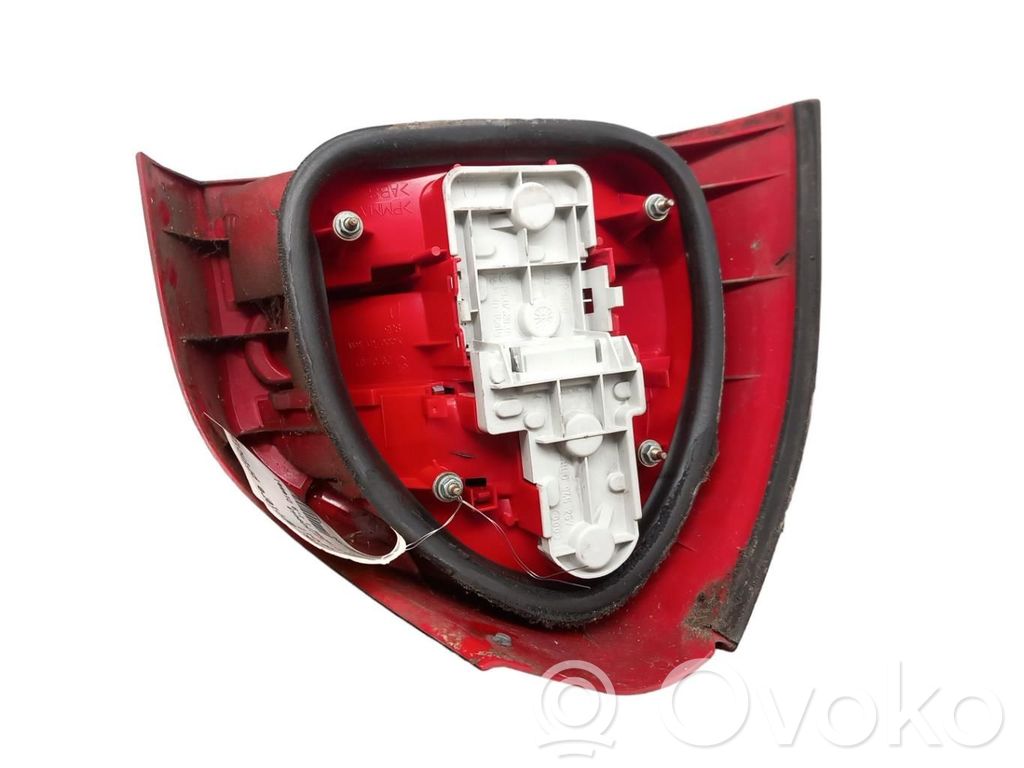 Lampă spate în caroserie   8L0945257