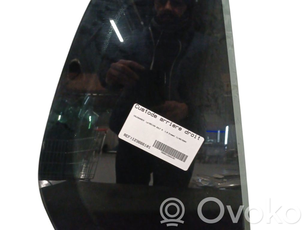 Ventanilla de ventilación de la puerta trasera   1K6845216