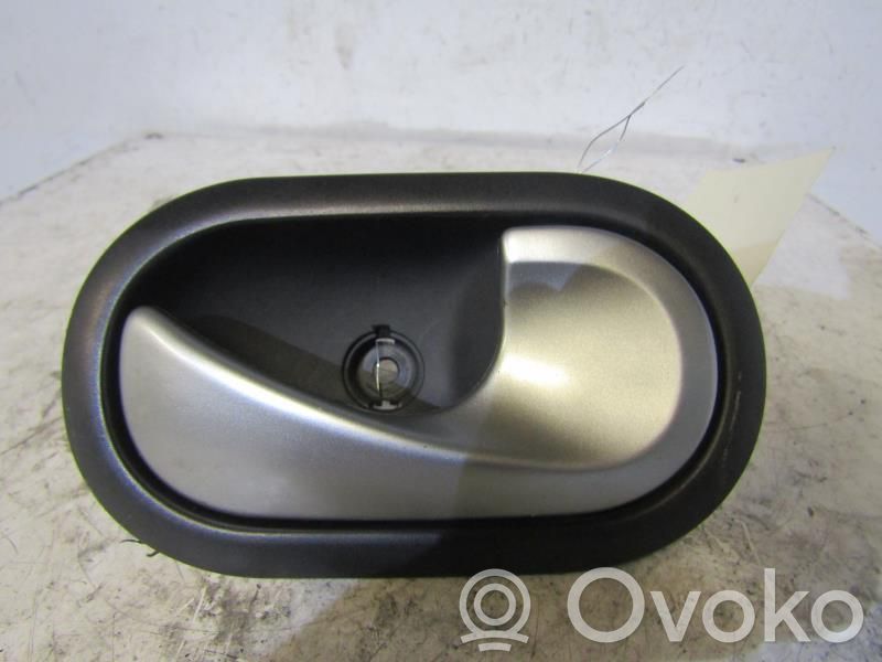 Renault Clio III Manecilla interna puerta trasera 