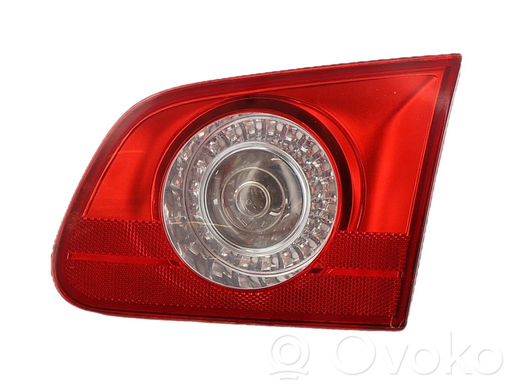 Volkswagen PASSAT B6 Lampă spate în capacul portbagajului 