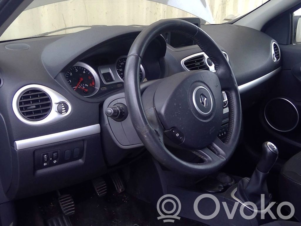 Renault Clio III Панель 
