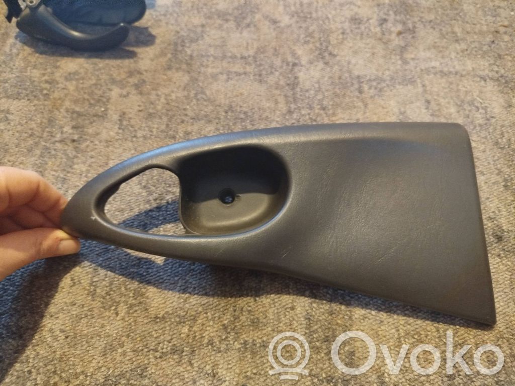 Ford Focus Aizmugurē durvju roktura vāciņš 