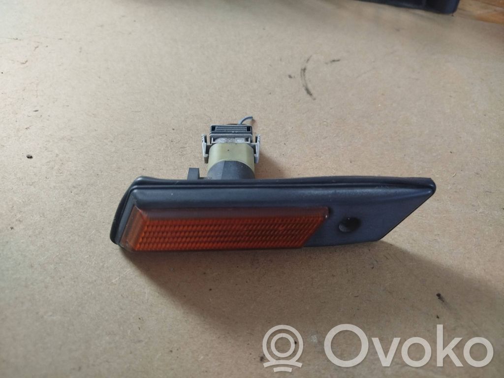 Front fender indicator light   13780149