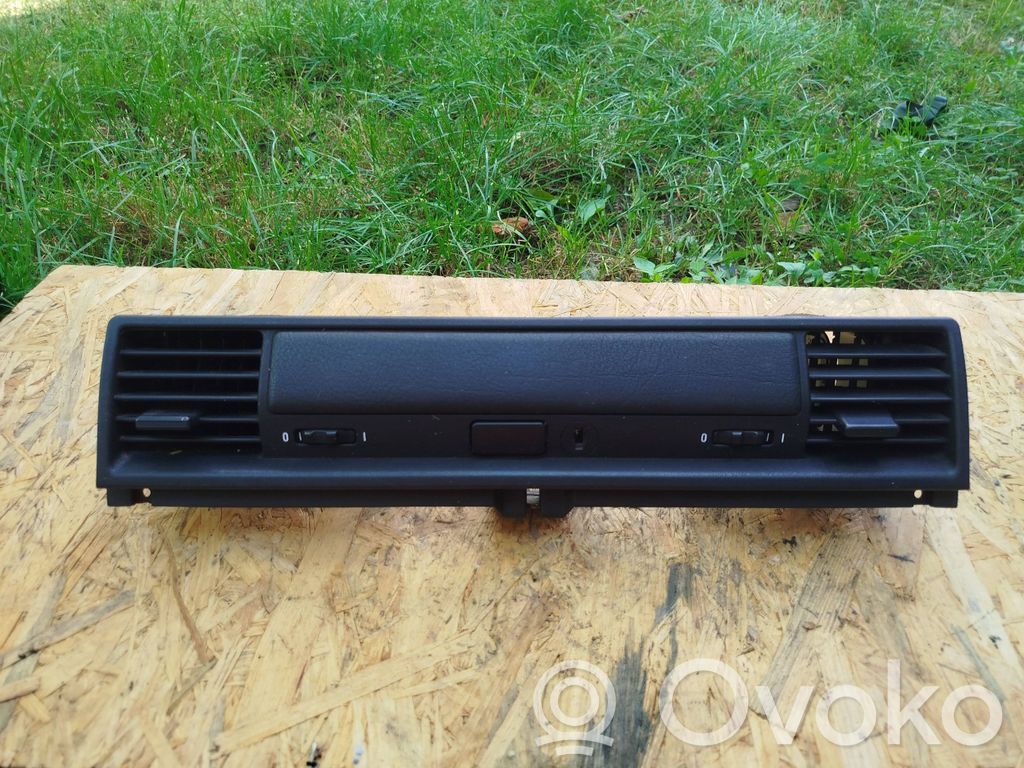BMW 3 E36 Centrinės oro grotelės 
