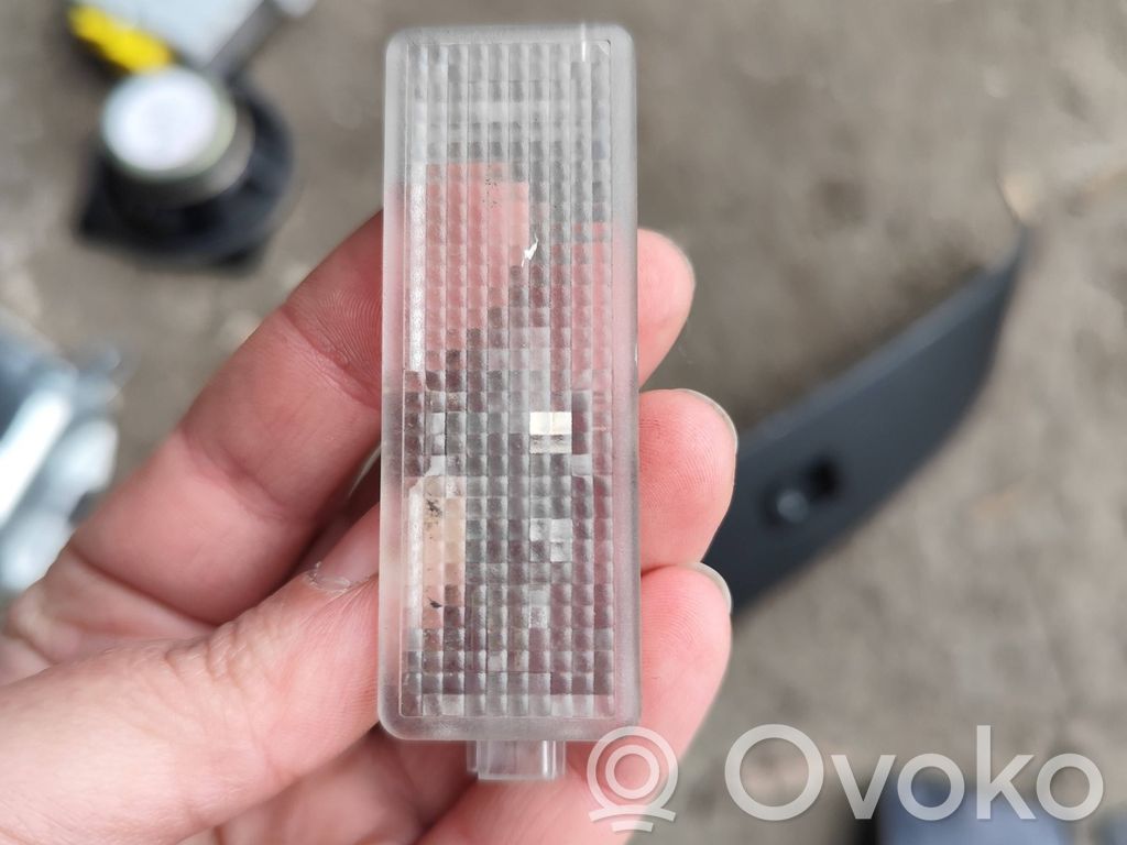 Éclairage intérieur porte avant   6902911