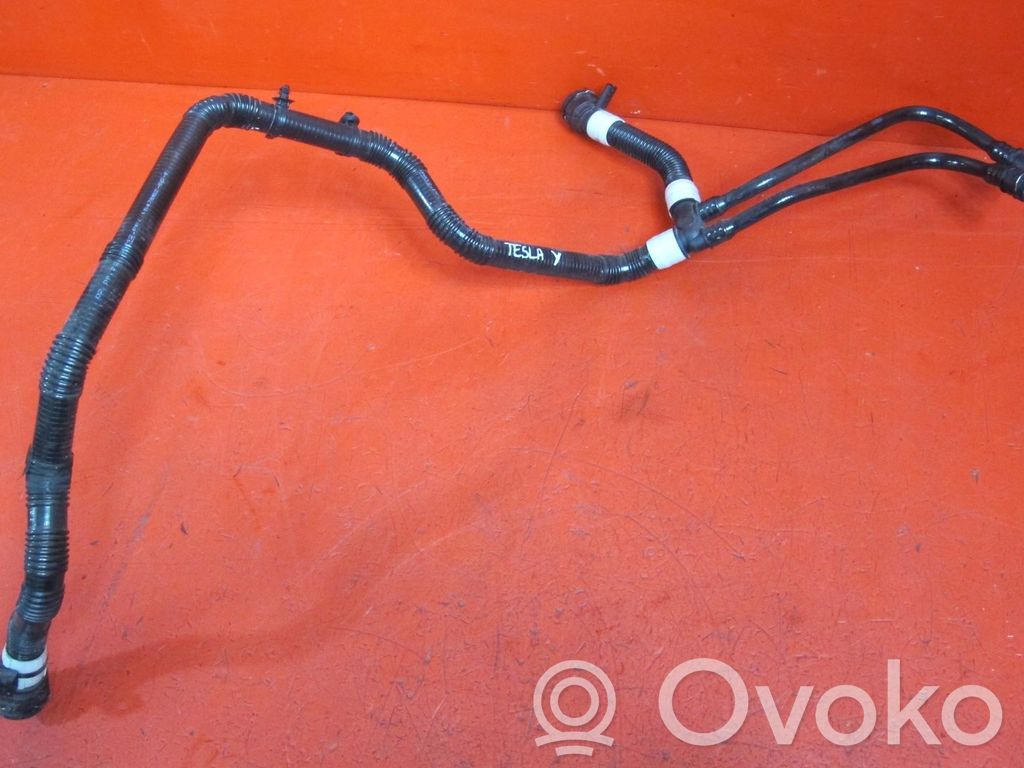 Engine coolant pipe/hose