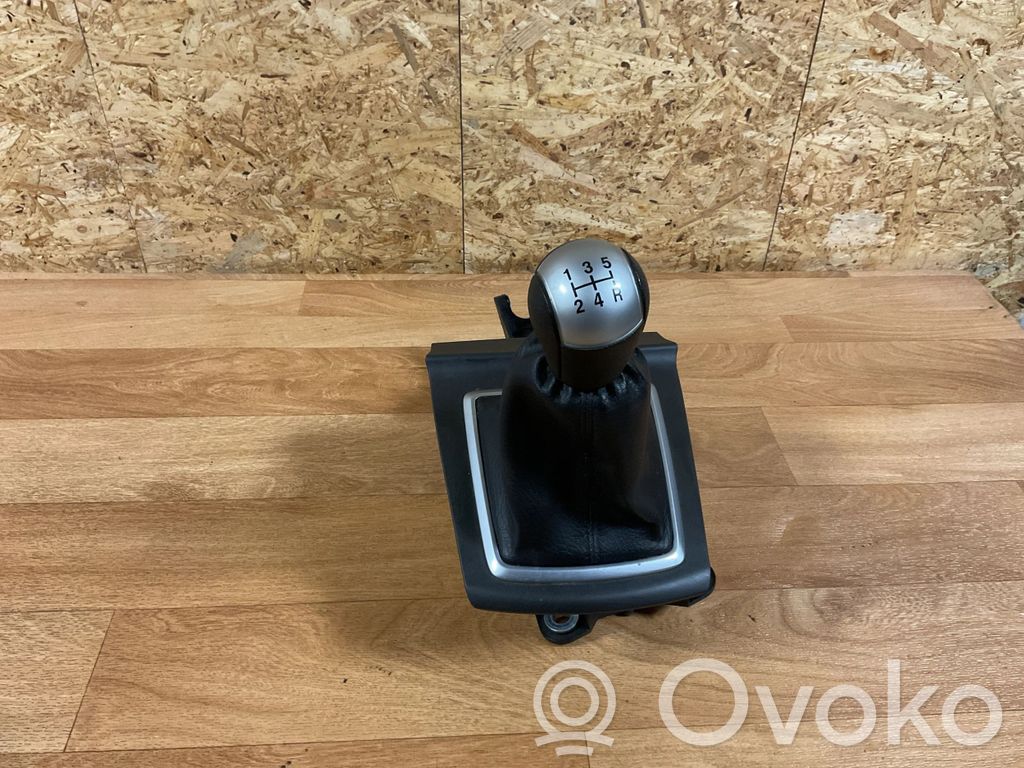 Ford Focus Vaihteenvalitsimen verhoilu 