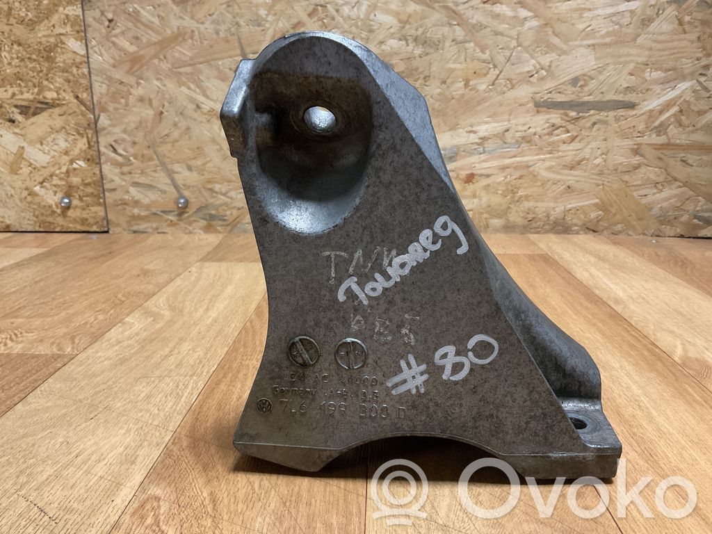 Volkswagen Touareg II Engine mounting bracket 