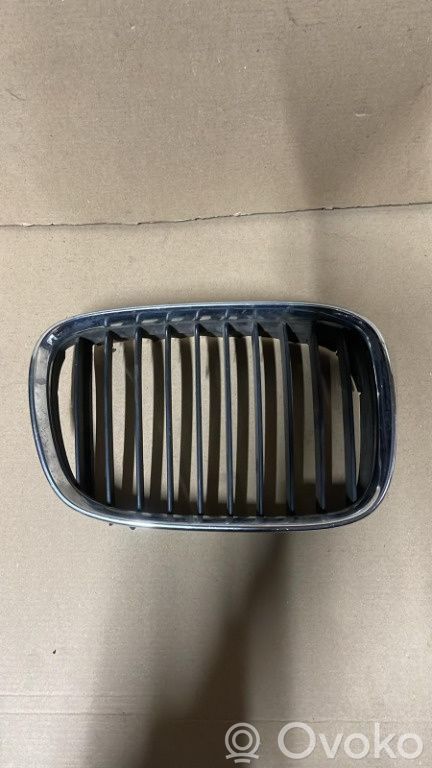 BMW 3 E46 Grotelės viršutinės 