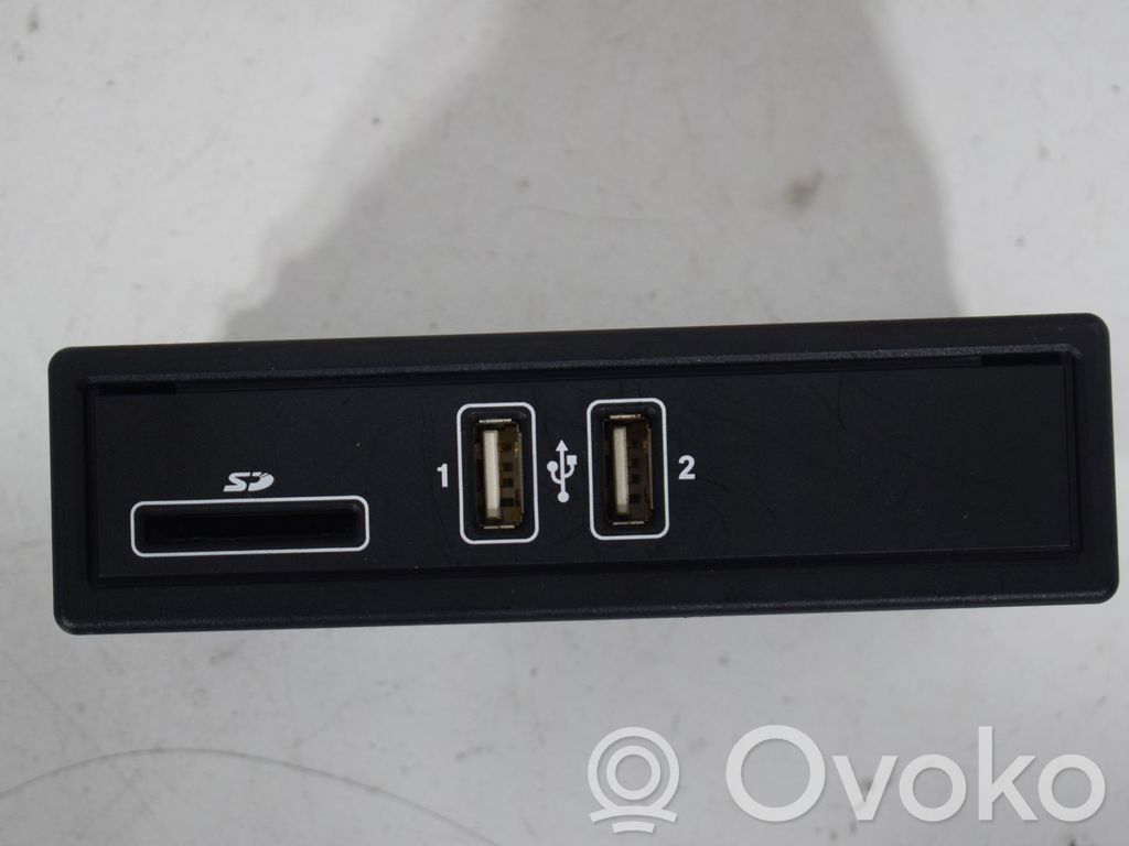 Mercedes-Benz C W205 Enchufe conector entrada auxiliar 