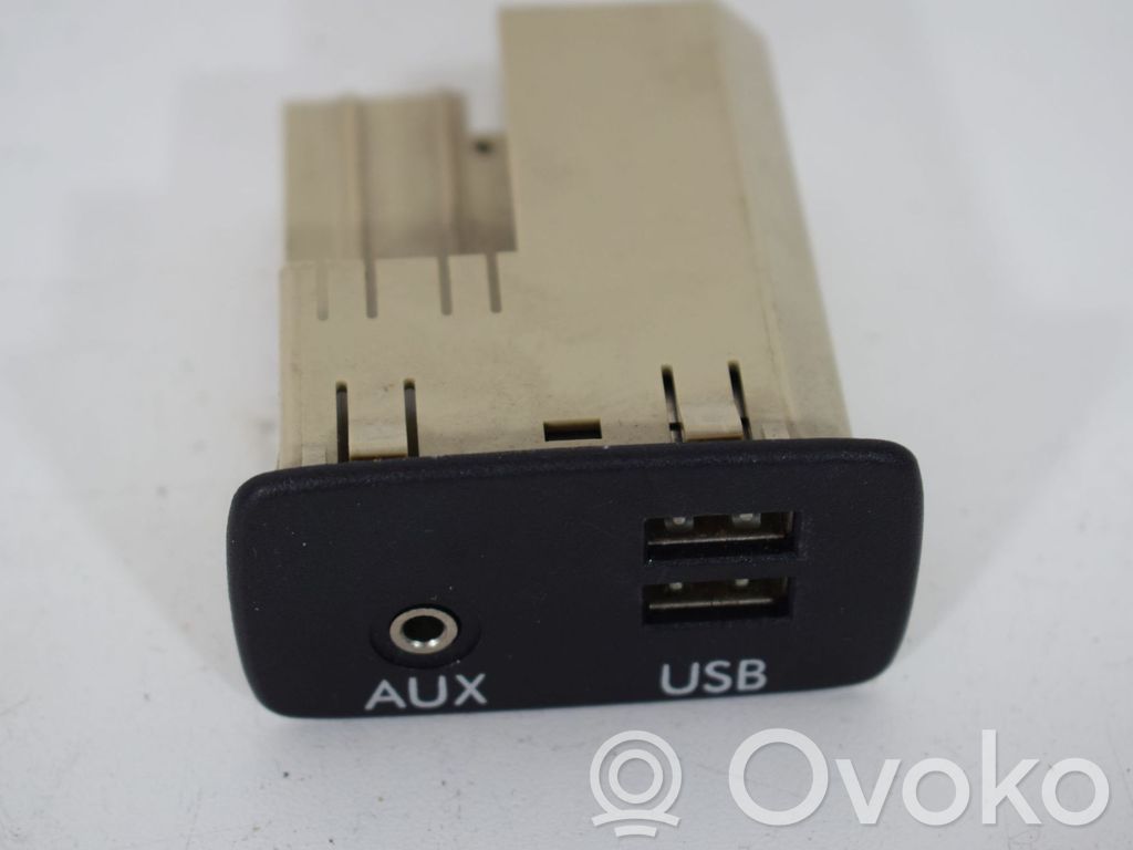 Subaru Outback (BS) Enchufe conector entrada auxiliar 