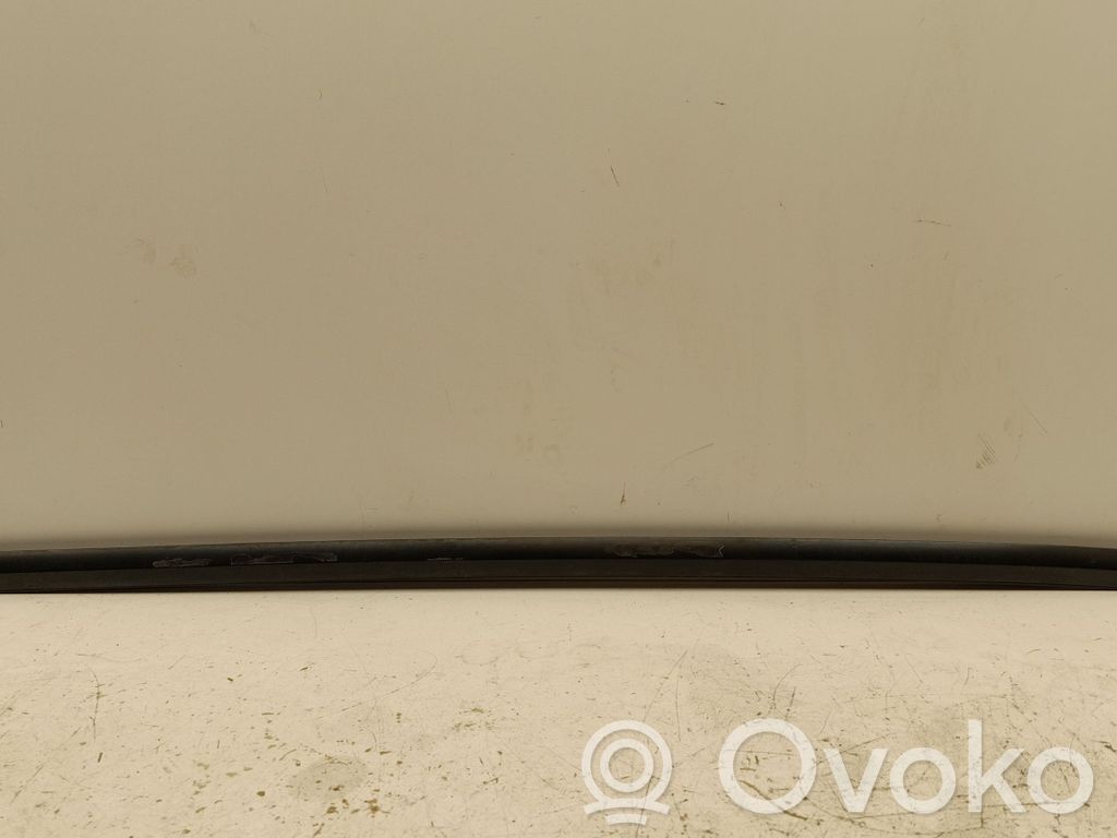 Tesla Model Y Takaoven lasin muotolista 