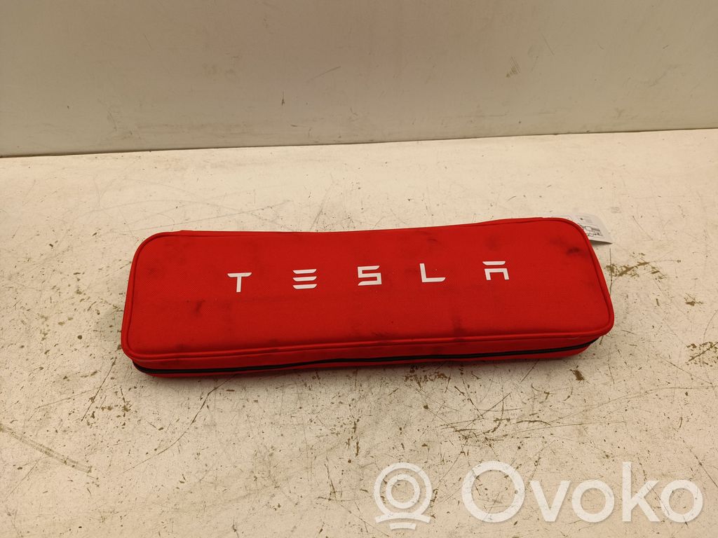 Tesla Model 3 Highland Vaistinėlė 