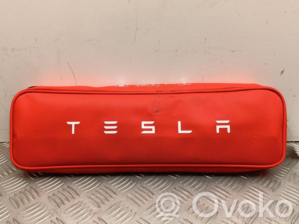 Tesla Model Y Vaistinėlė 