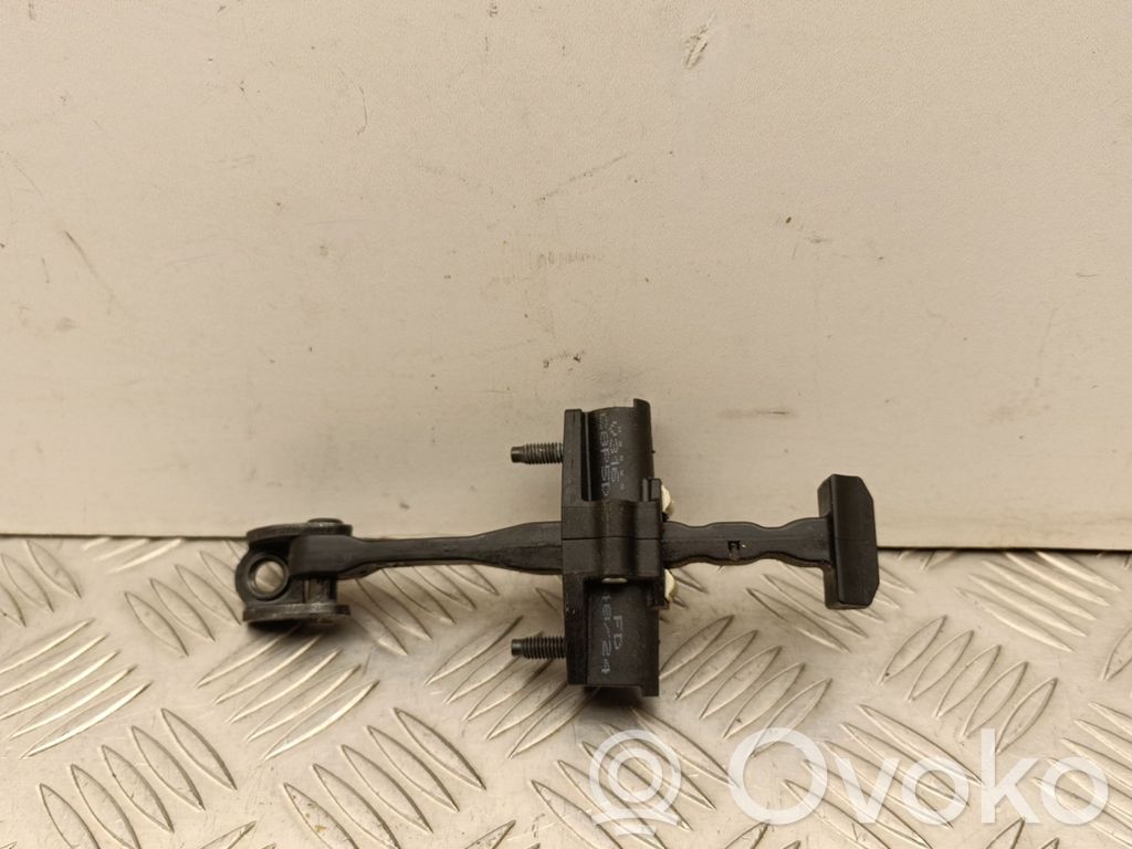 Volvo XC40 Etuoven pidätin 
