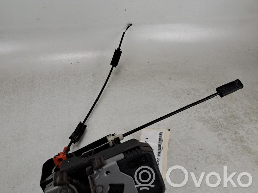 Opel Corsa C Priekšpusē slēdzene 