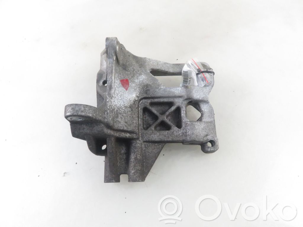 Subaru Legacy Engine mounting bracket 