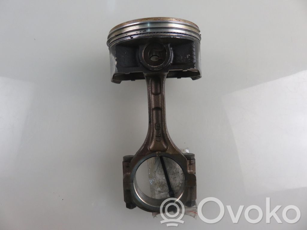 Piston avec bielle