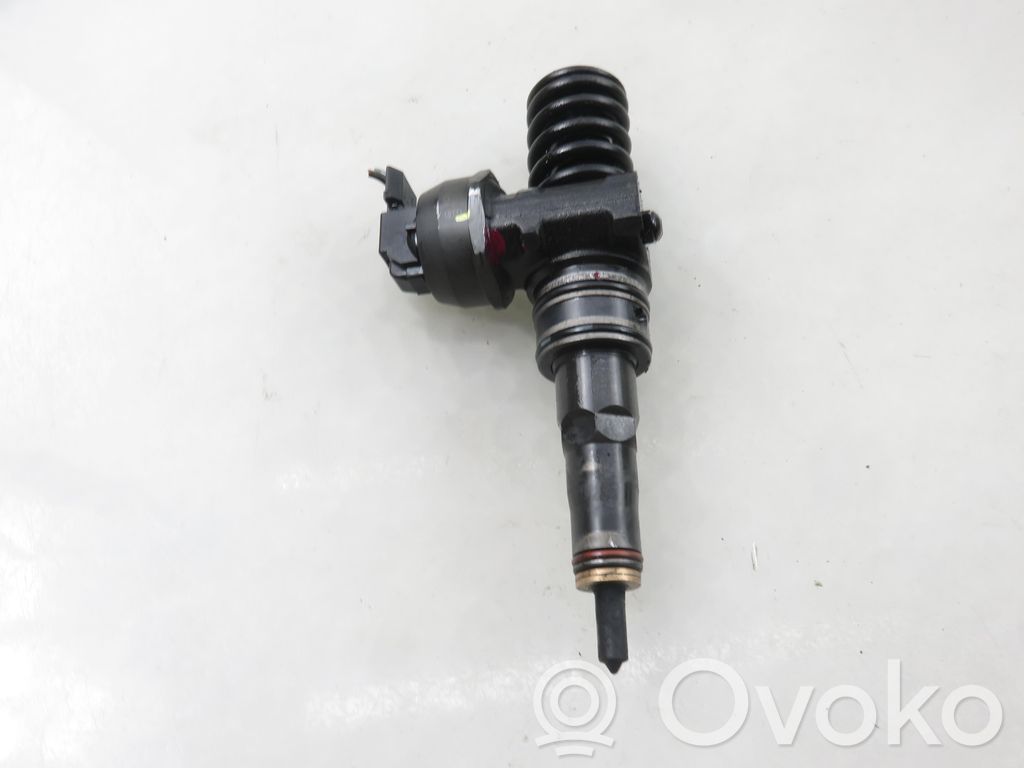 Volkswagen Golf V Wtryskiwacz paliwa 