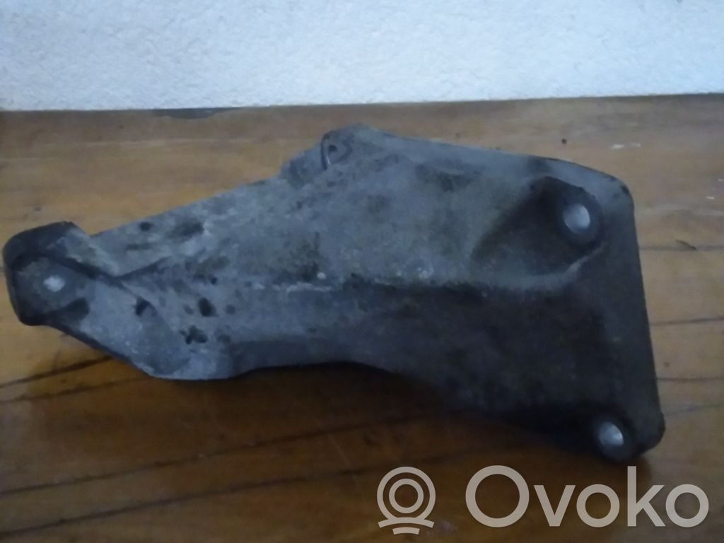 Volkswagen PASSAT B5.5 Engine mounting bracket 